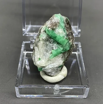 100% - ban Természetes zöld smaragd ásványi drágakő minőségű kristály példányok kövek, kristályok kvarc kristályok (doboz méret 3.4 cm）